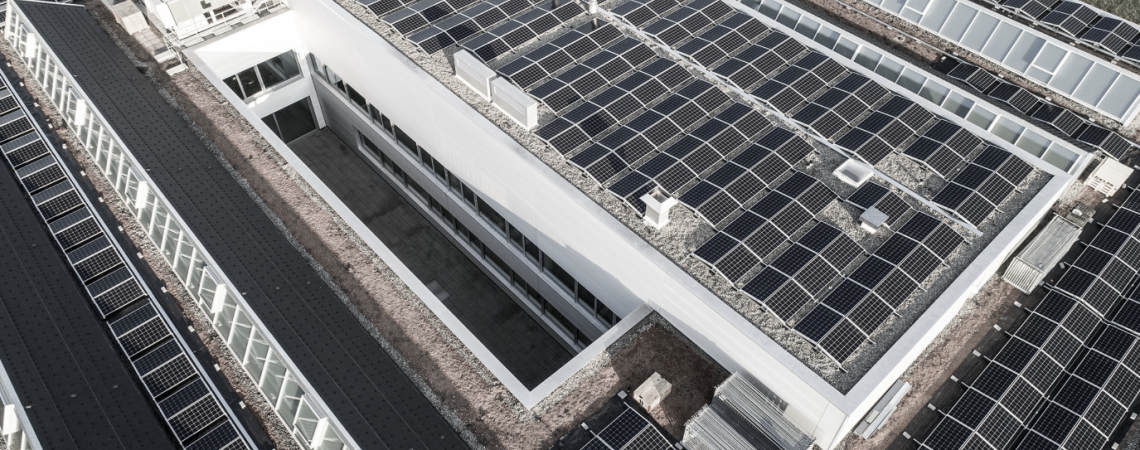 La centrale de panneaux solaires Châtelain située sur le toit de la manufacture